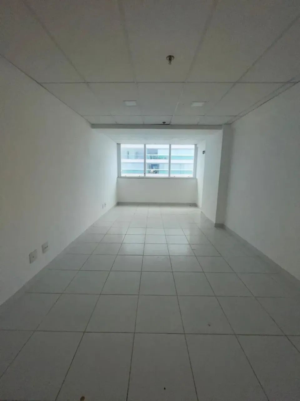 Praia da Costa: Sala 29 m², banheiro, 1 vaga de garagem - Foto 2