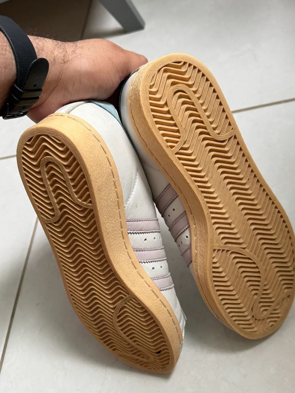 Adidas super star 40 branco rosa e azul  - Foto 4