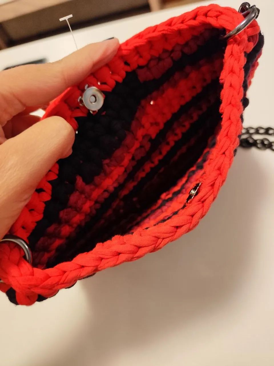 Bolsa artesanal de crochê vermelha, preto e bordo  - Foto 5