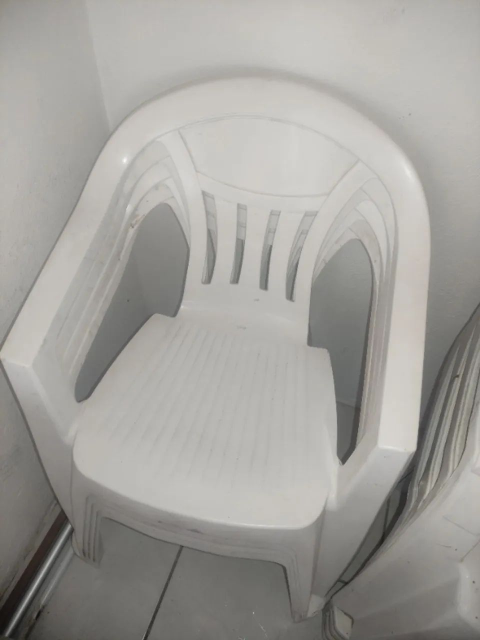 8 cadeiras de plástico e 2 mesas  - Foto 3