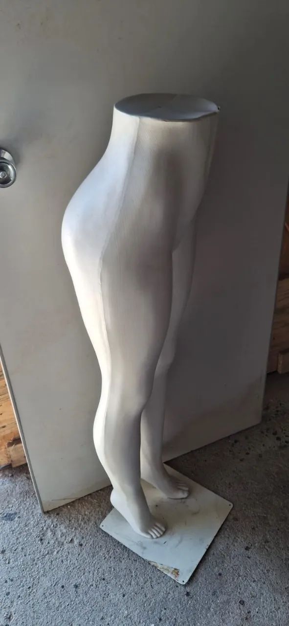 Manequins de perna, em bom estado, valor unitário.