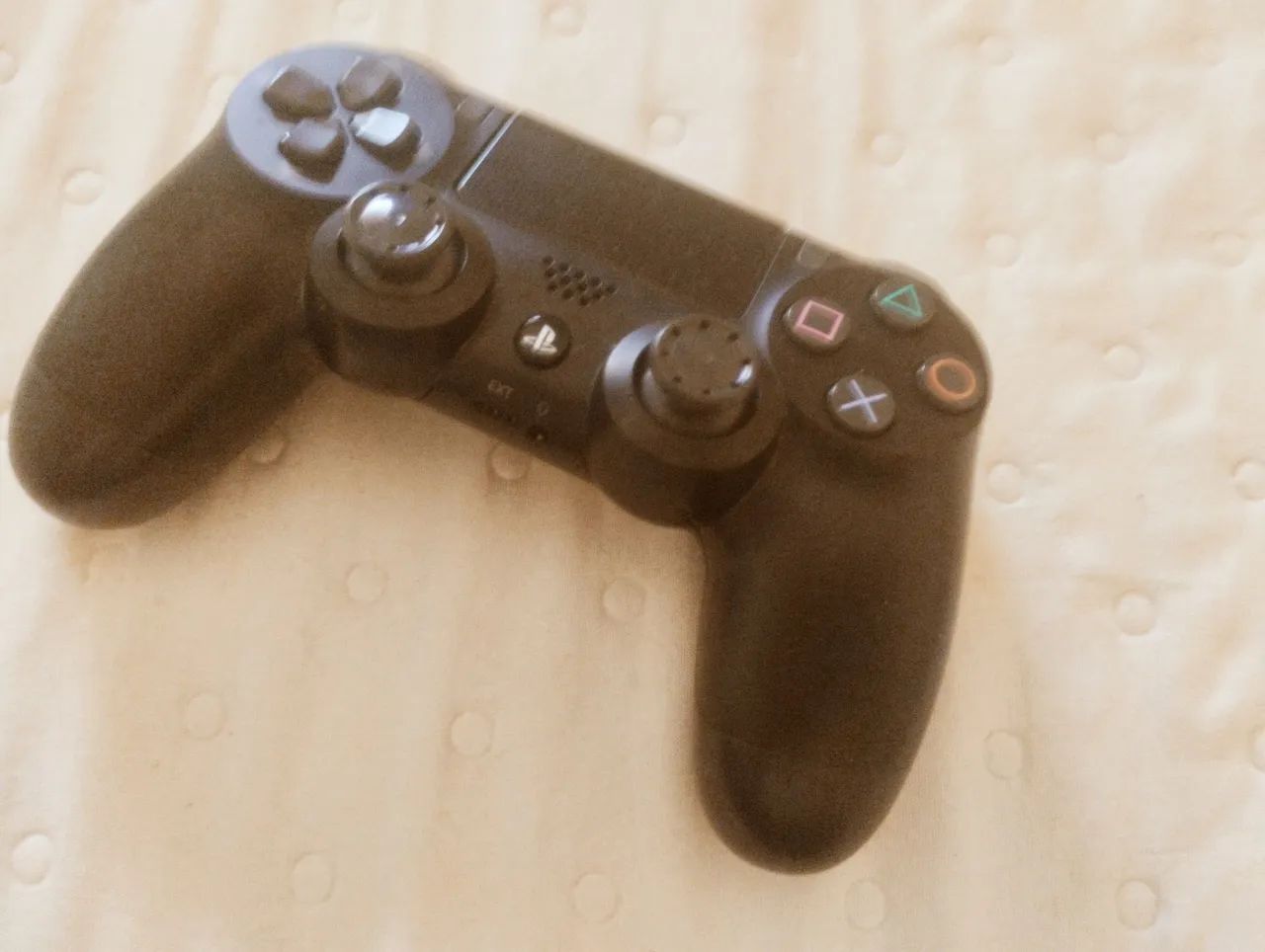 Um controle original PS4