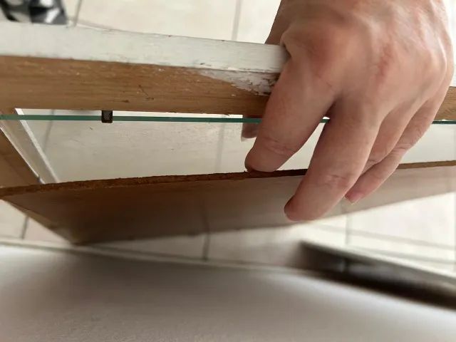 Molduras em madeira com vidro, pintura branca em pátina provençal - Foto 3