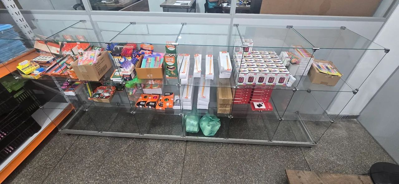 Balcão Expositor de Vidro com Rodízios - 2,46m