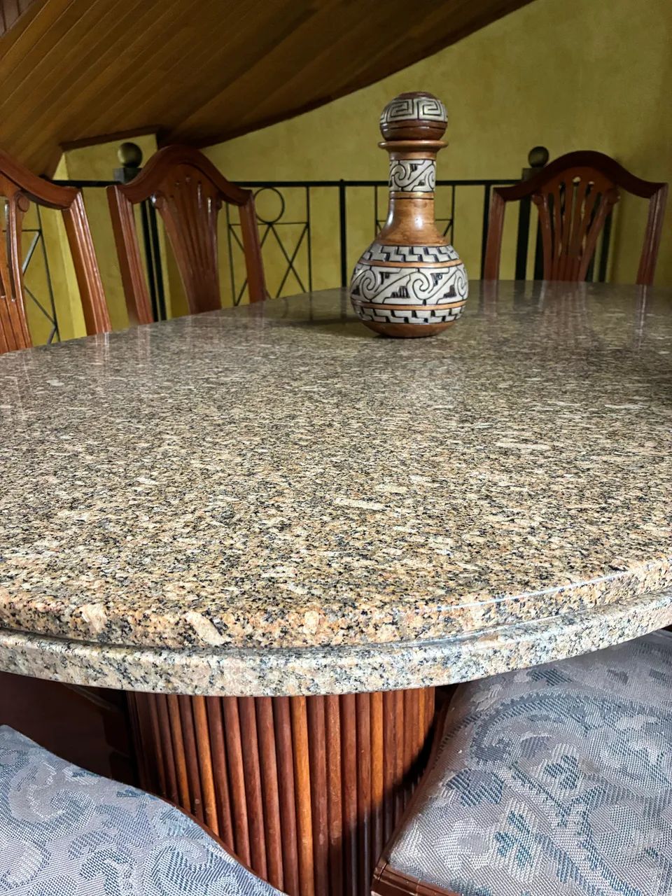 Mesa com tampo de granito 6 cadeiras  - Foto 3
