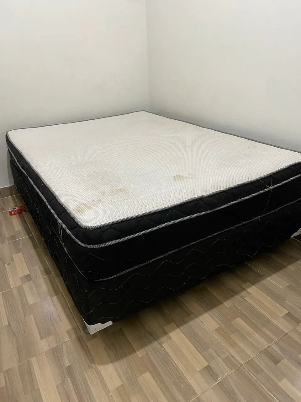 Vendo cama box casal completa, composta por colchão + base box.