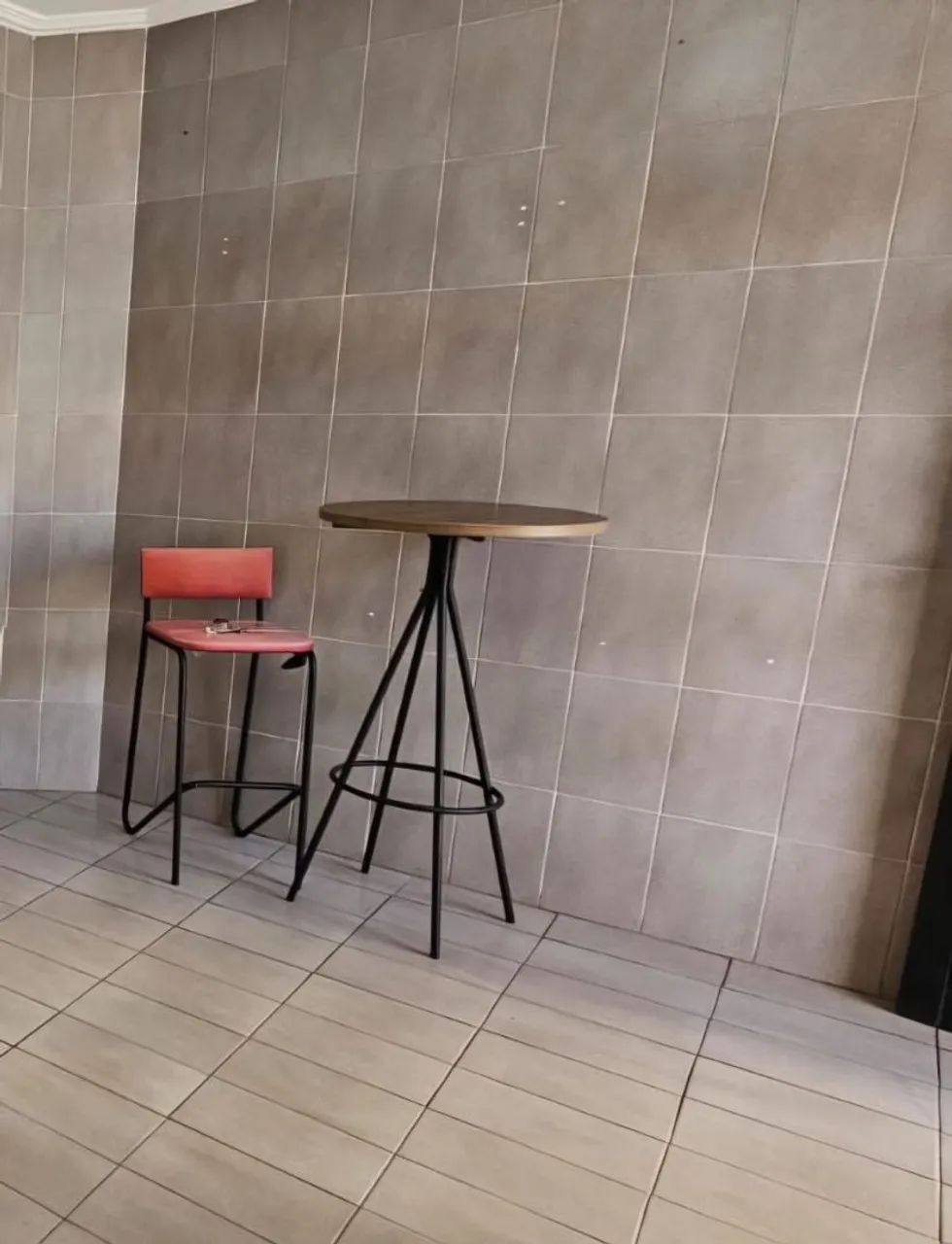 Bistrô com duas banquetas 