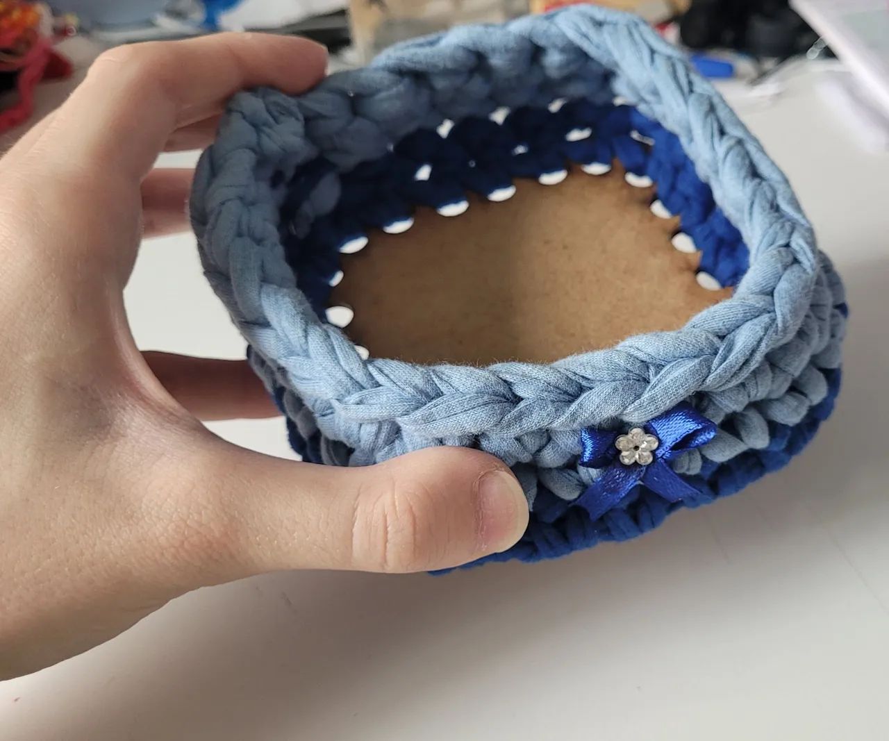 Mini porta treco azul de crochê - Foto 4