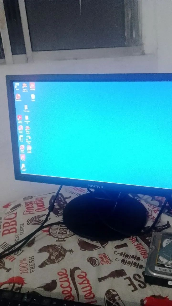Monitor de 19 polegadas /Acompanha os Cabos