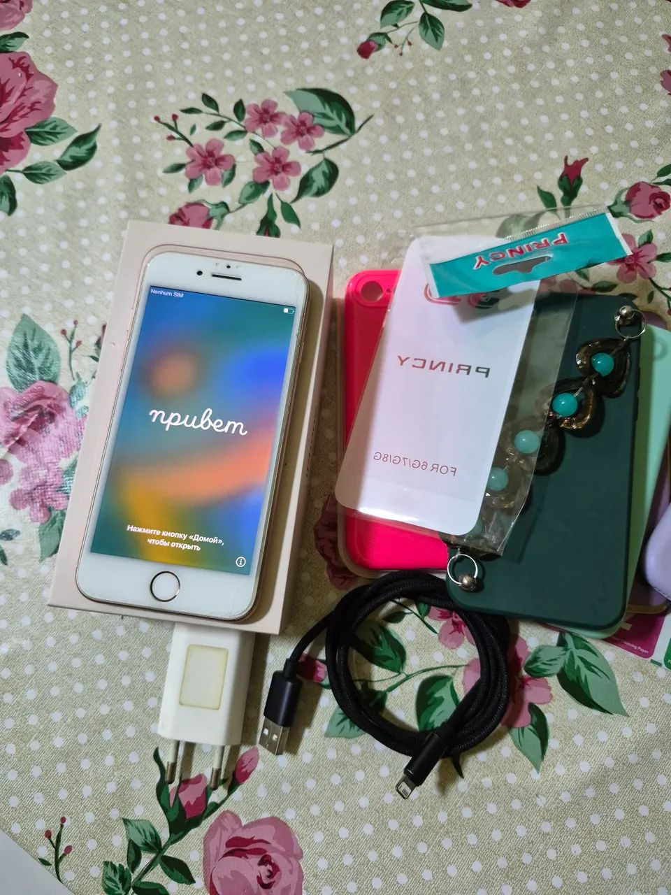 iPhone 8 64GB com caixa, carregador e capinhas 