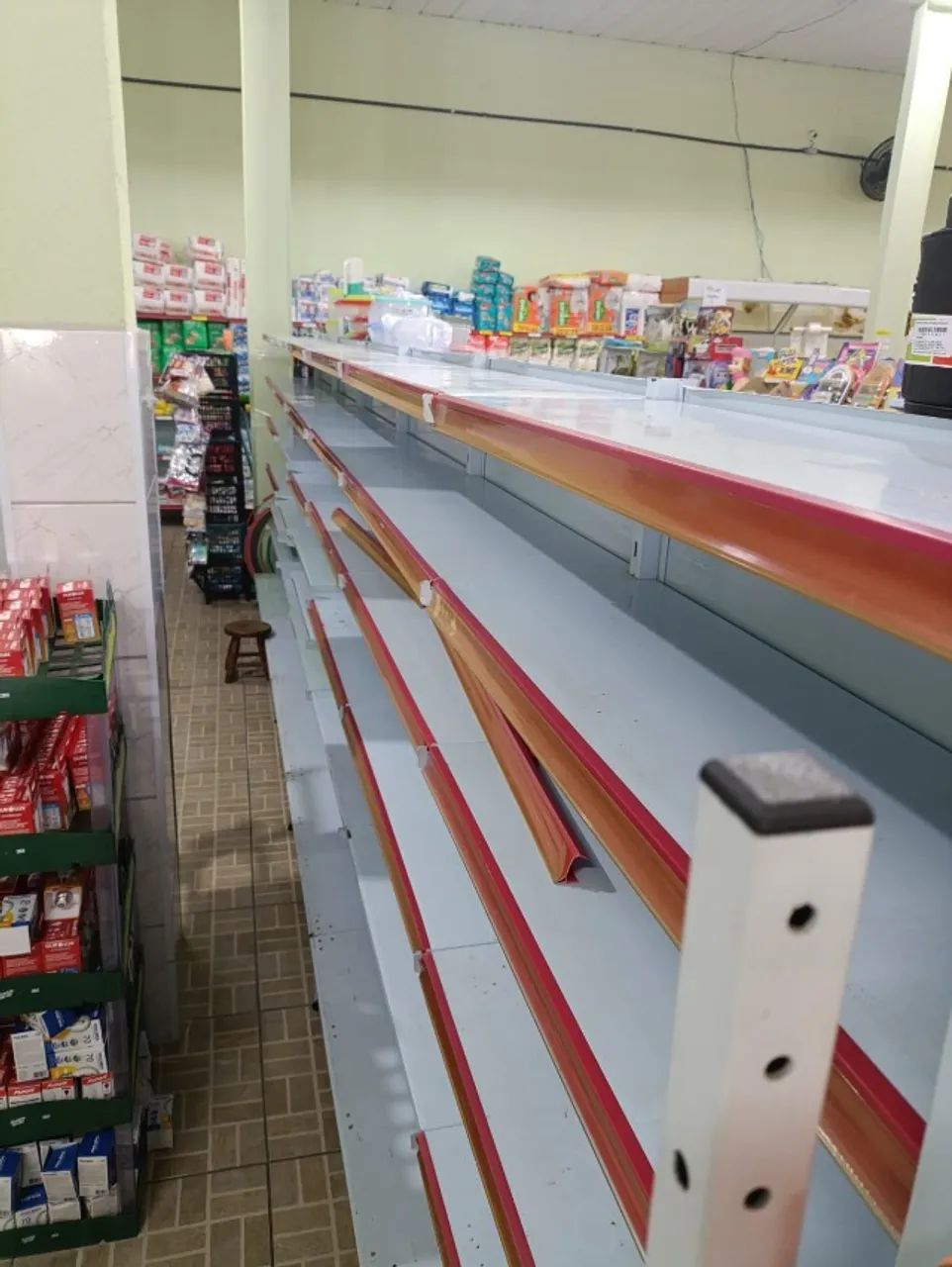 Gôndolas e Checkouts para Mercado em excelente estado  - Foto 2