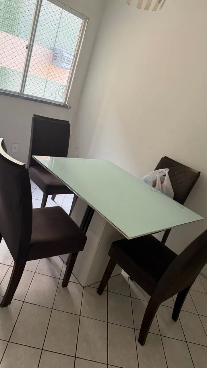 Mesa com tampo de vidro + 4 cadeiras 
