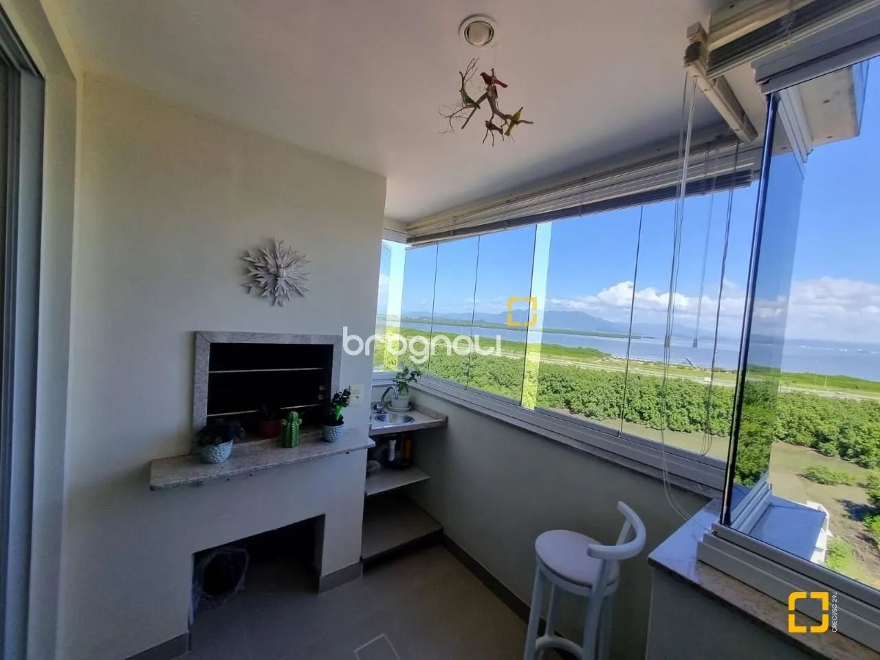 Apartamento com 3 quartos sendo 1 suíte à venda na Costeira do Pirajubé - 77 m²