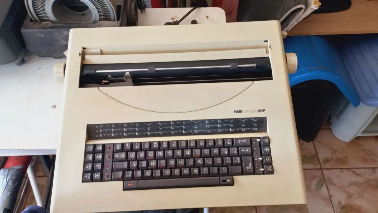 Máquina de escrever elétrica  - Foto 4