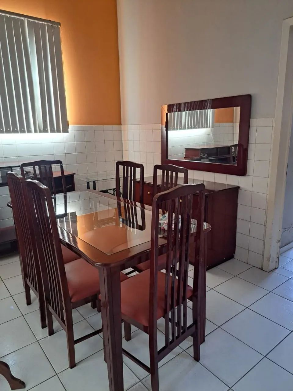 Mesa com 6 cadeiras, buffet com espelho 