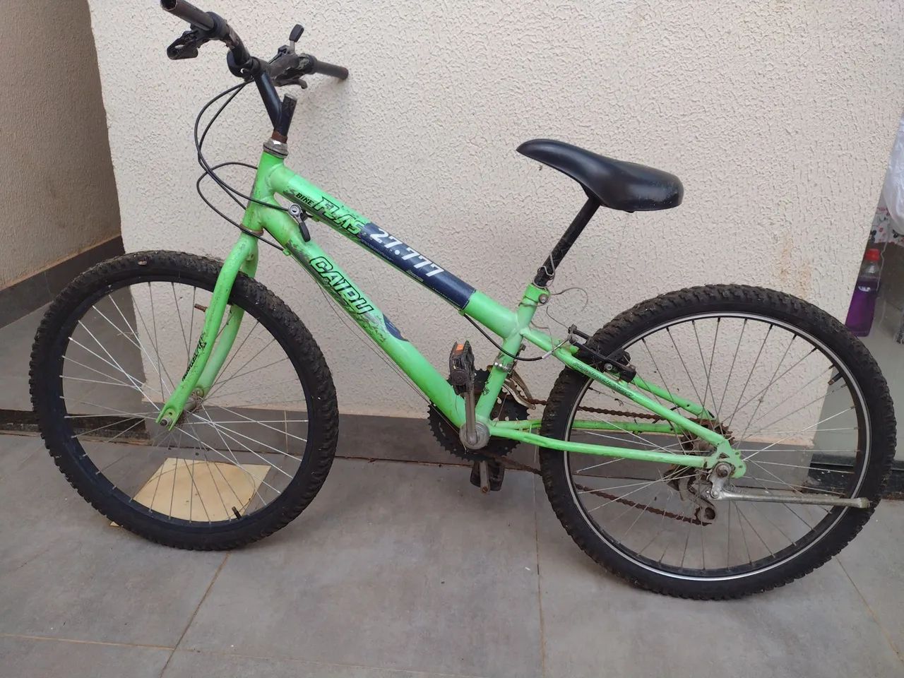 Bicicleta sem o freio dianteiro. 