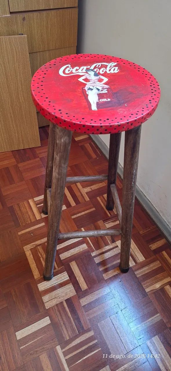 Banqueta alta de madeira