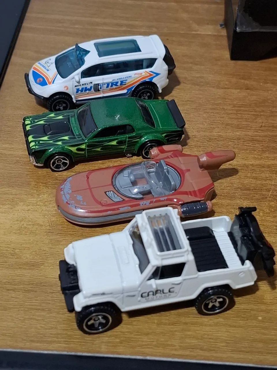 Kit com 4 HotWheels (1 T-Hunt) + brinde!