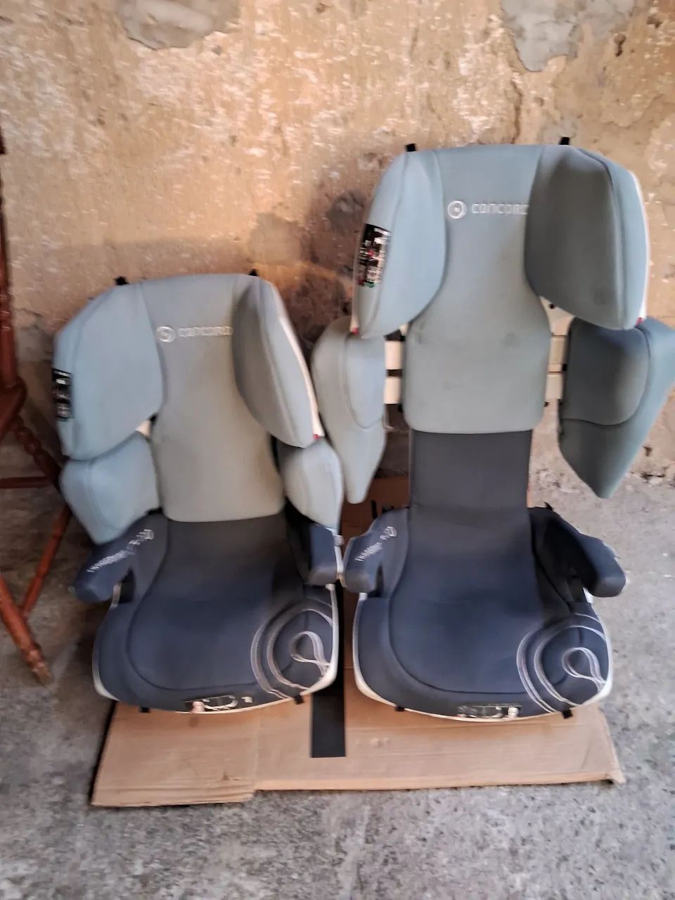 Cadeirinha de carro transforme xt-pro, ela deita r almenta serve até 9 anos. .150 cada