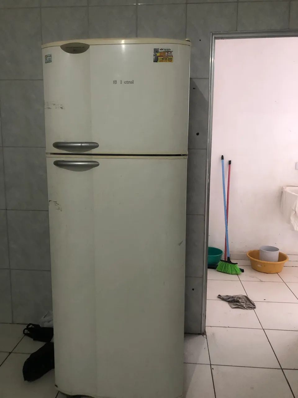 Geladeira em otimo estado gela super bem