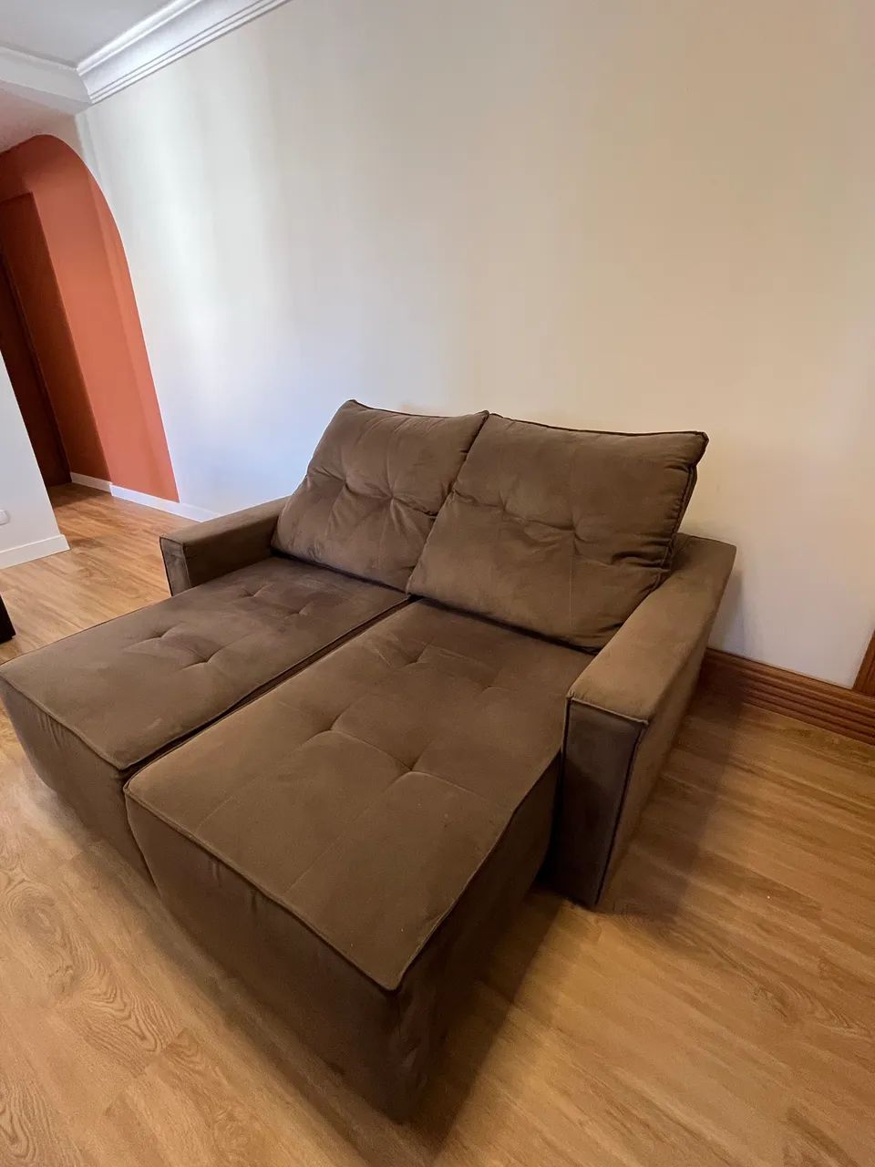 Sofá marrom retrátil e reclinável 
