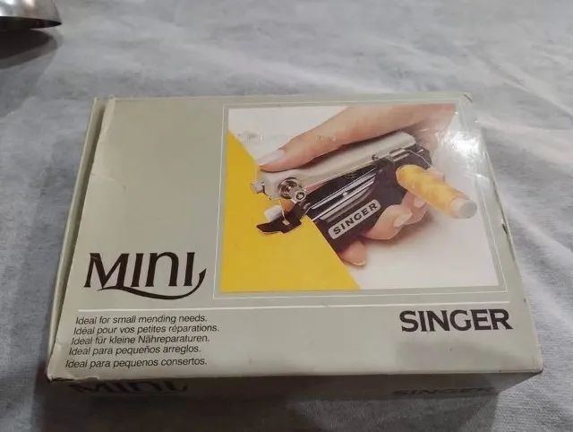 Antiga máquina de costura Mini Singer