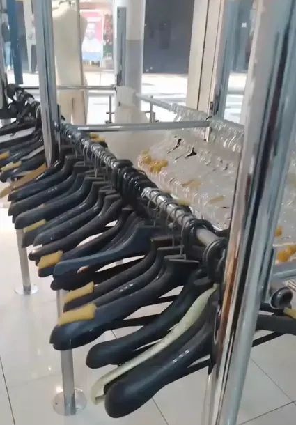 Cabides para loja e araras 