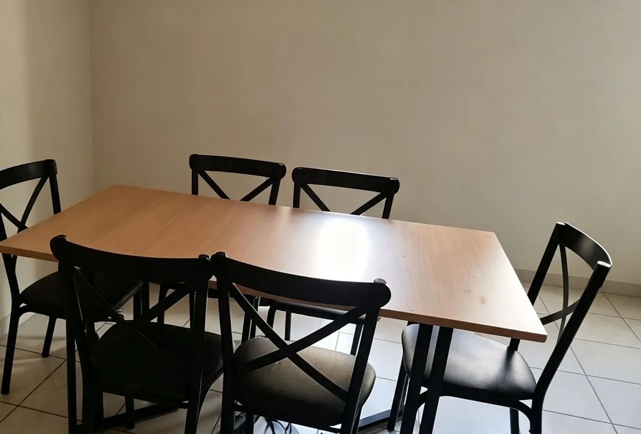 Mesa com 6 cadeiras 