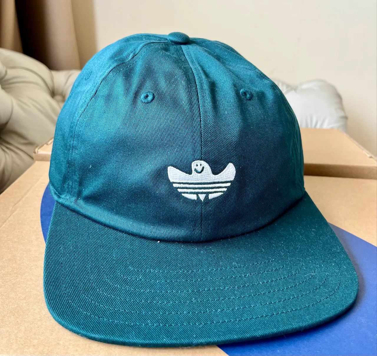 Boné Adidas skate. 