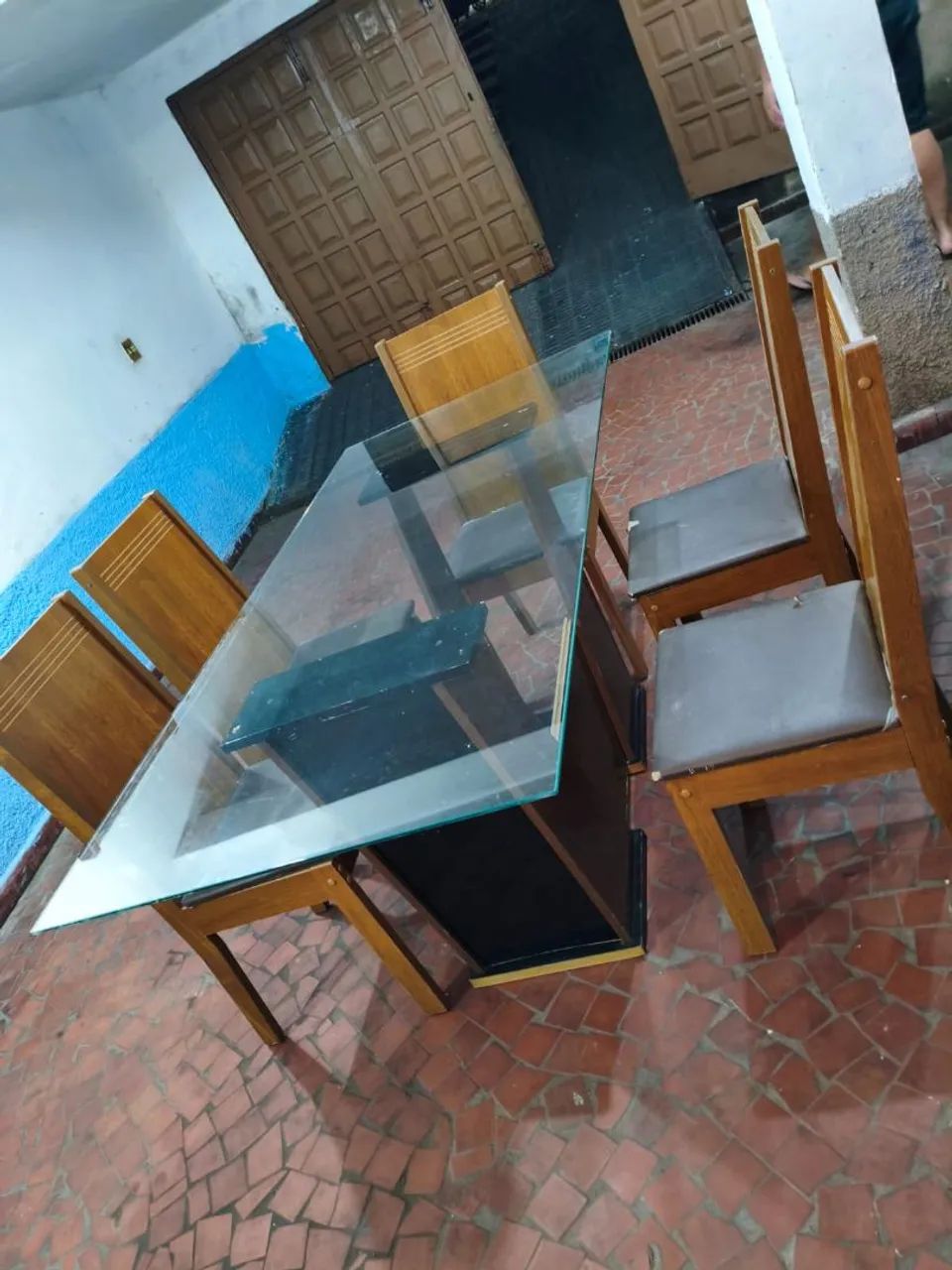 Mesa com tampo de vidro com 5 cadeiras 