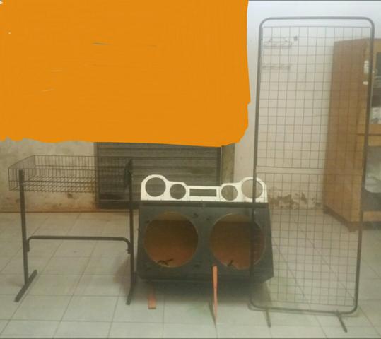 Vendo 2 espositores e 1 caixa para som