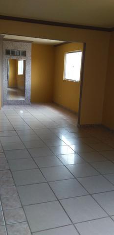 Casa muito ampla e arejada com garagem e 2 qts