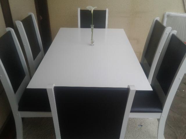 Mesa Nova com tampo e 06 cadeiras Branco/Preta - Foto 2
