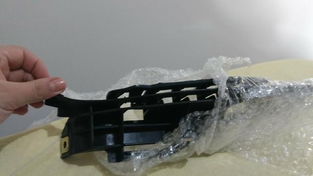 Guia para-choque lado esquerdo. Peugeot 307 2001 a 2006