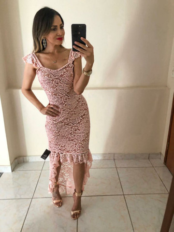 vestido com calda de renda