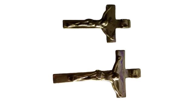 2 crucifixo em bronze pequenos - Foto 4