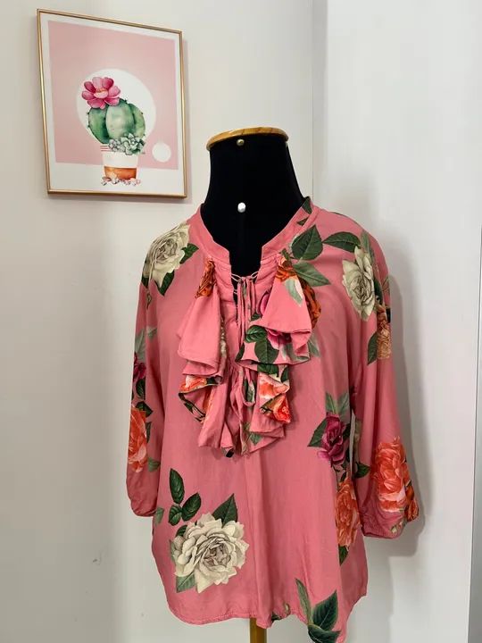 Blusa feminina floral com babado