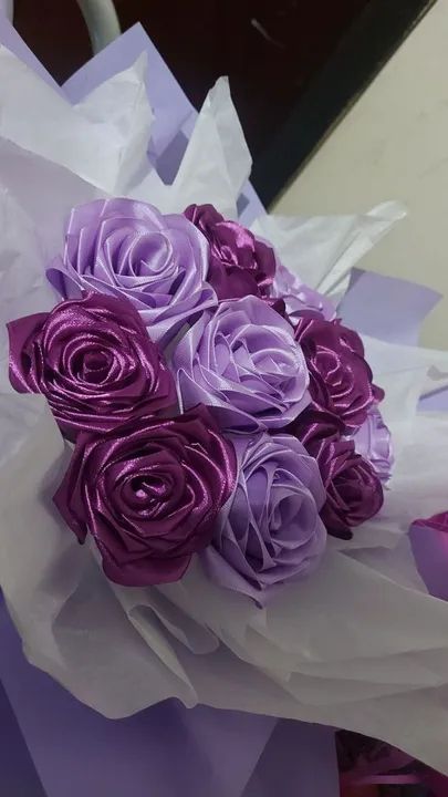 Buquê de rosas de cetim - POR ENCOMENDA  - preço pode variar  - Foto 2