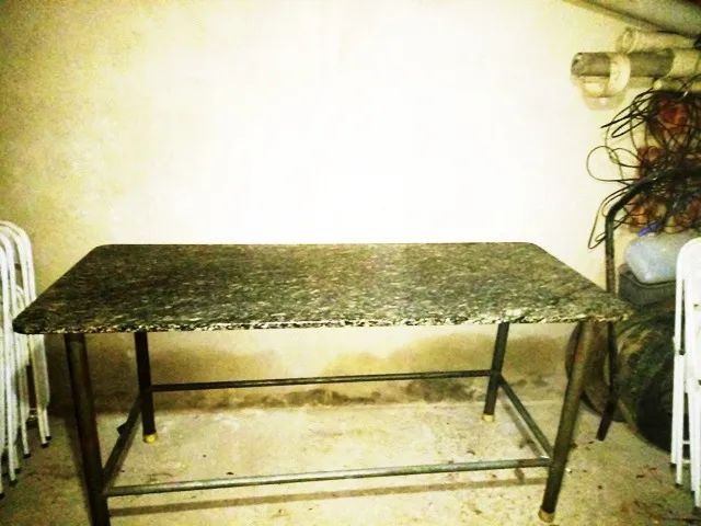 Mesa reforçada c/ tampo de granito