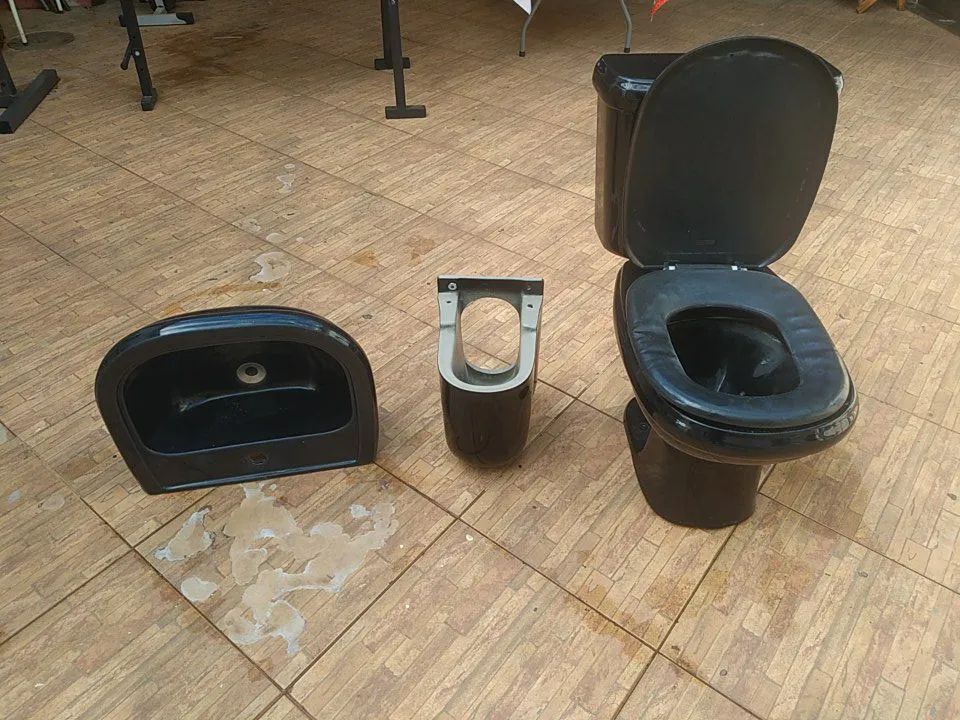 Conjunto de cuba e vaso sanitário preto