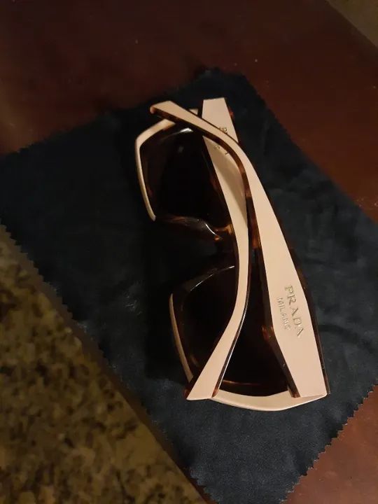 Óculos Prada com logotipo e lentes marrons - Foto 6