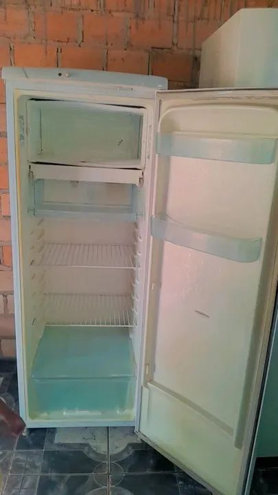 Geladeira branca usada em ótimo estado - Foto 2