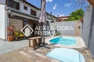 Sobrado à venda no Guarujá com 148 m² e 3 dormitórios/quartos disponíveis.