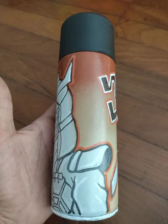 Spray  de  arte  personalizado  com  desenho  de  um  samurai - Foto 4