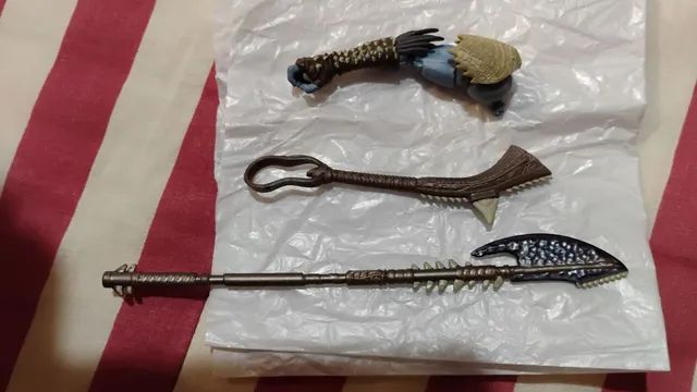 Peça Baf Attuma Marvel legends, Braço direito e duas armas.