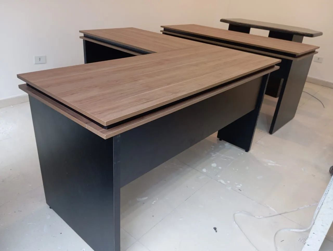 Mesa em L 2 partes ,bordas modelo Romano amadeirada com base preta - Foto 3