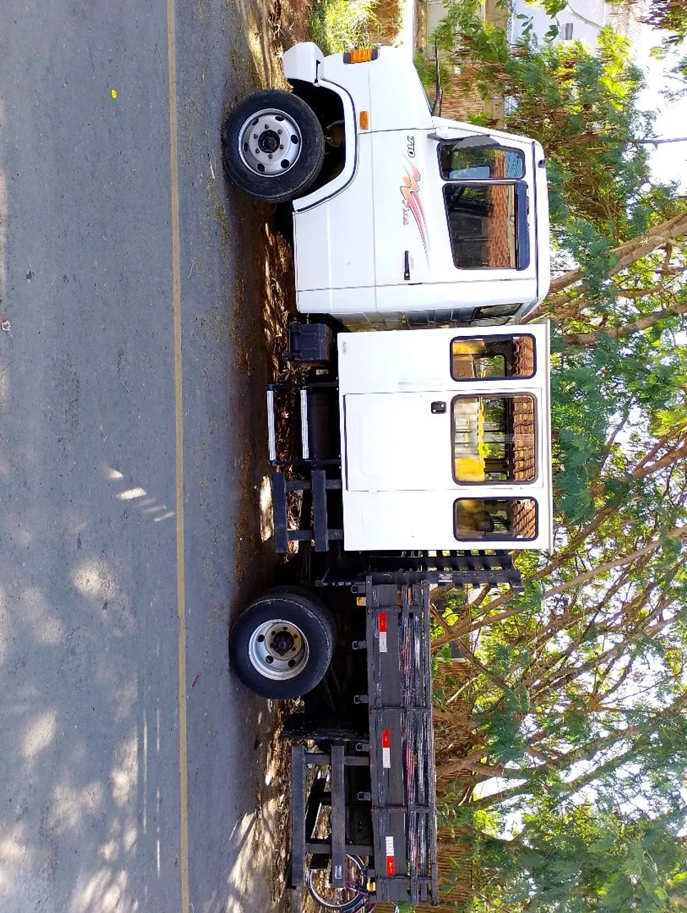 Vende se caminhão 710 plus 2001 com cabine suplementar para 8 lugares nova usada poucas