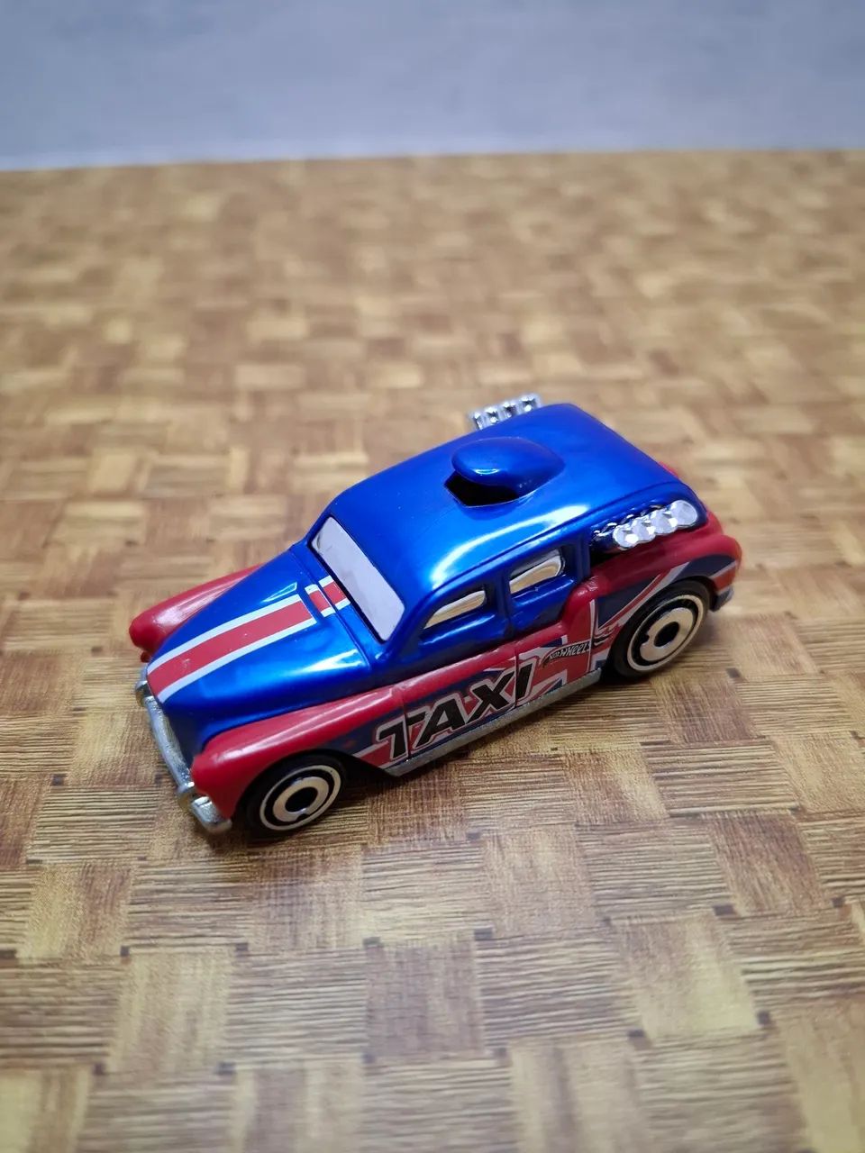 Kit com 4 HotWheels (1 T-Hunt) + brinde! - Foto 3