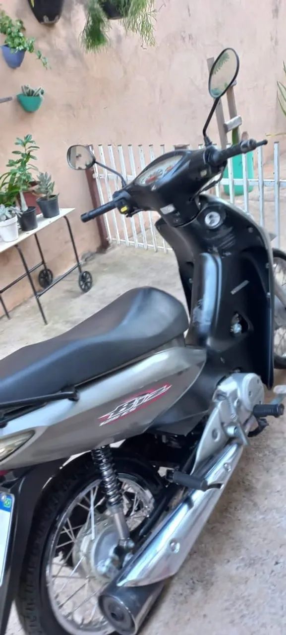 Vendo biz 2008 bem conservada partida e pedal