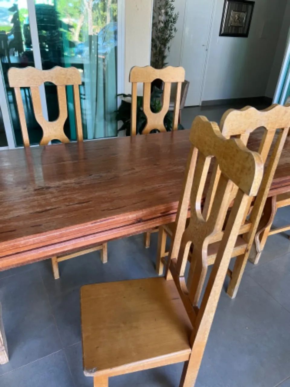Mesa de madeira maciça, estilo rústica, com 6 cadeiras  - Foto 5